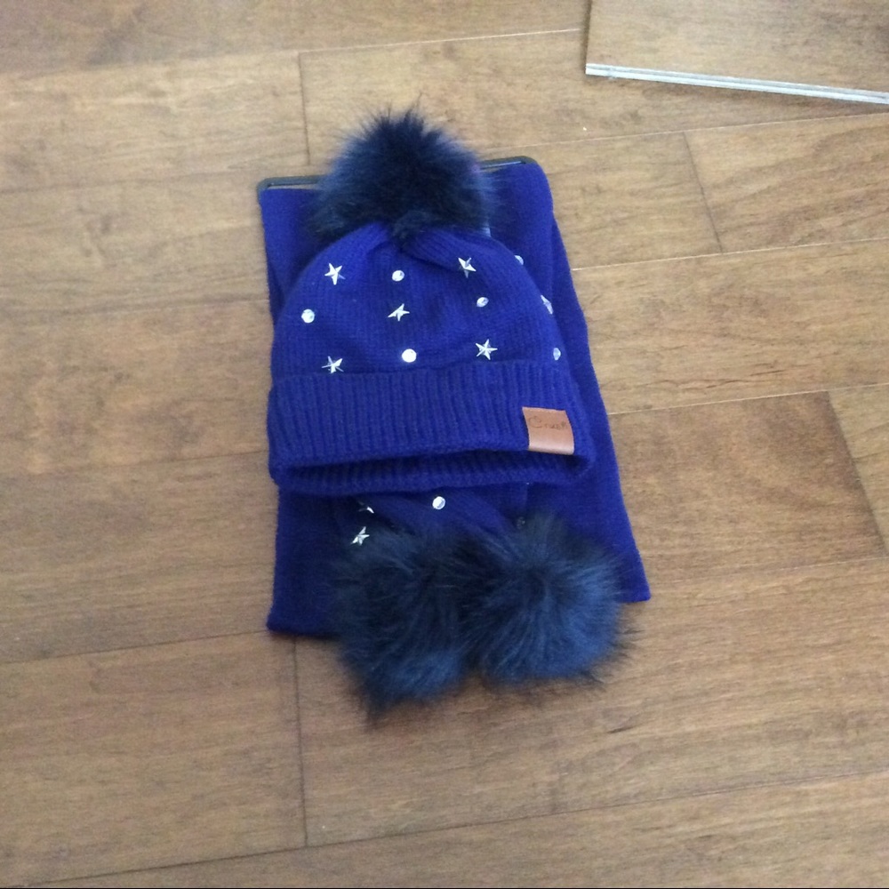 ♨️SOLD♨️Beautiful Faux Fur PomPom Lined HatScarf - Picture 2 of 6